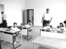 U klupama četiri učenika