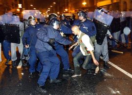 Povređeno 57, privedeno 98 osoba