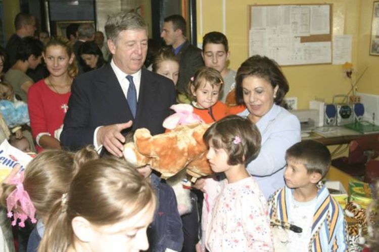 Karađorđevići donirali inkubator i EKG aparat