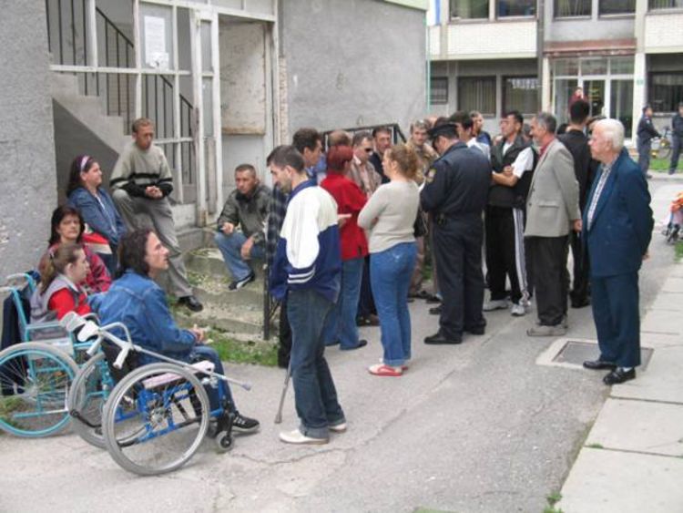 Invalidi protestovali protiv smjene ministra zdravlja USK
