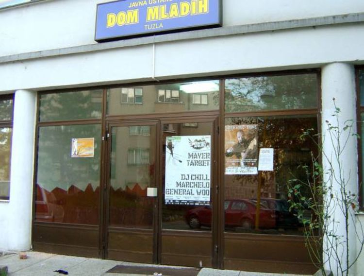 Izboden sudski policajac