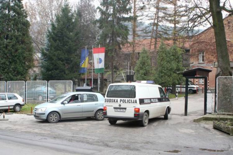Upravnik priznaje da droga ulazi u zatvor