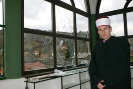 Kamenjem razbijeni prozori na džamiji