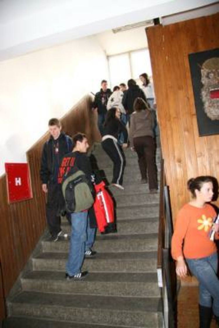 Učenik u školu donio bombu