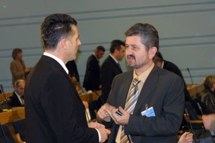 Poslanici podržali prodaju rafinerija