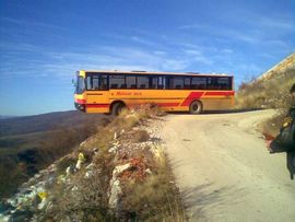 Autobus s 23 učenika visio nad provalijom