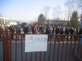 Radnici izbacili direktora iz firme