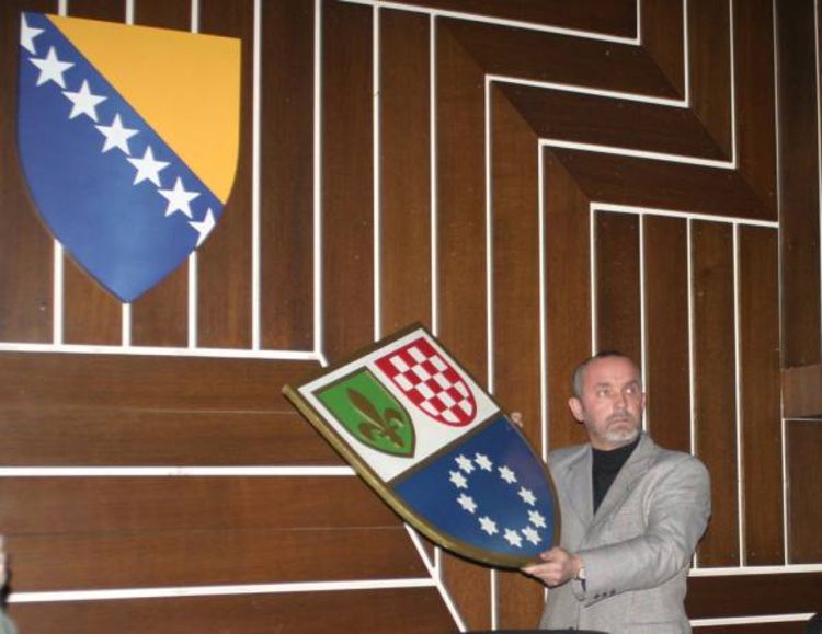 Zastava i grb Federacije BiH uklonjeni iz parlamentarne sale