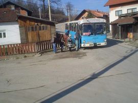 Autobusko stajalište postavljeno na raskrsnici