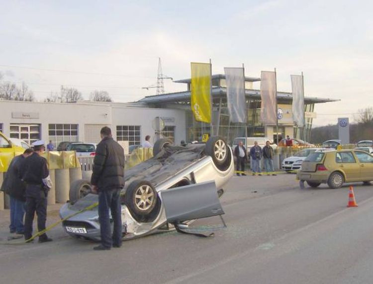 Lakše povrijeđen u stravičnom sudaru
