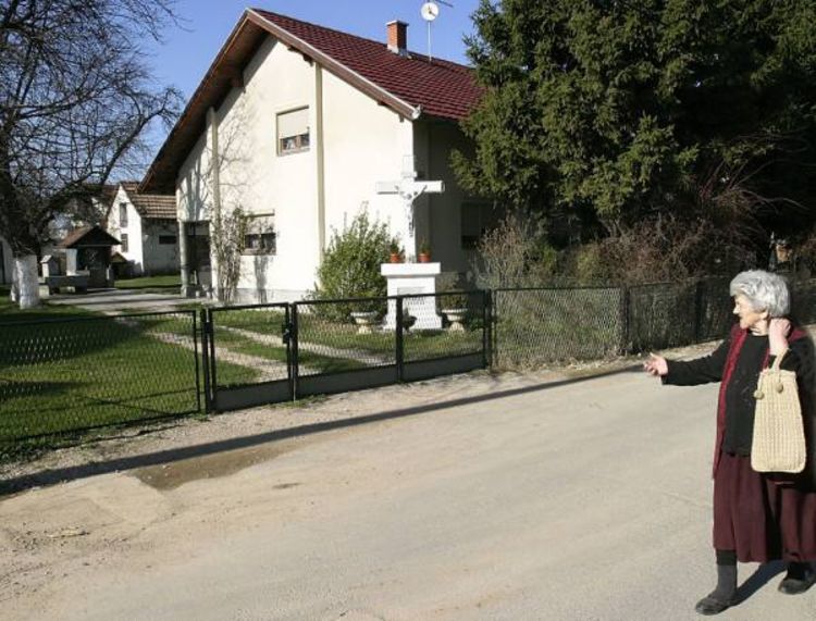 Opljačkali ga, ubacili u gepek i svezali za ogradu