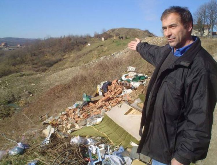Smeće na deponiju dovoze kamionima