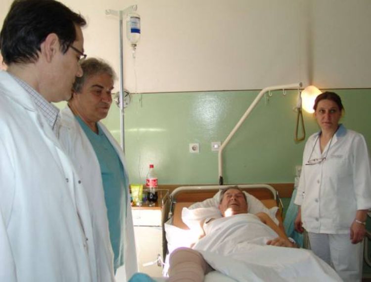 Ugrađena prva reviziona proteza koljena