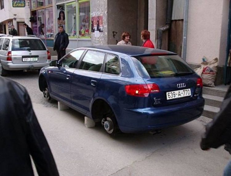 Novinarev audi ostao bez guma