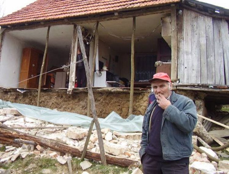 Srušilo se pola kuće
