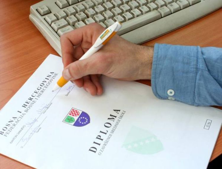 Tinejdžeri prave lažne diplome za 500 KM