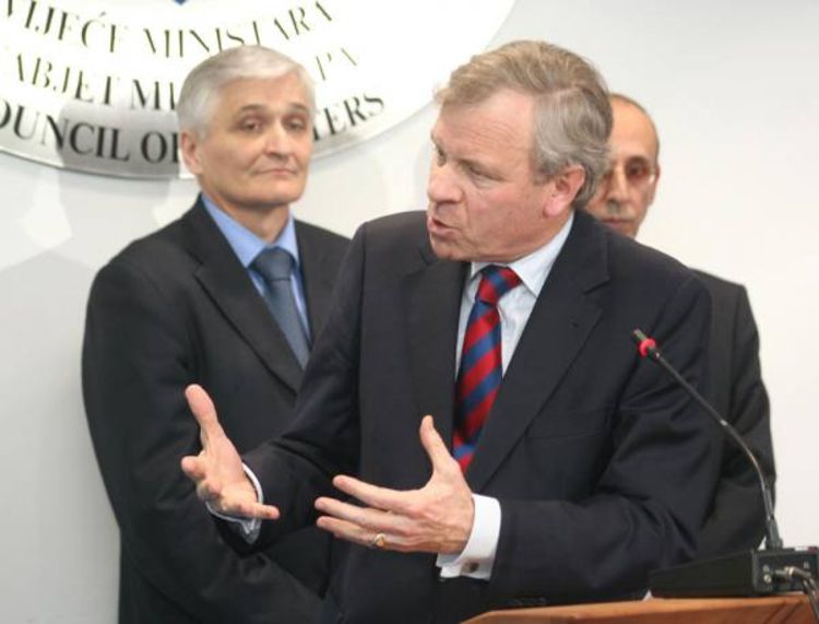 Vojnom imovinom treba raspolagati država