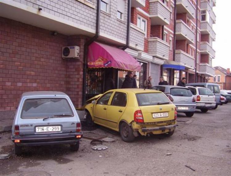 Oštećena četiri automobila i prodavnica