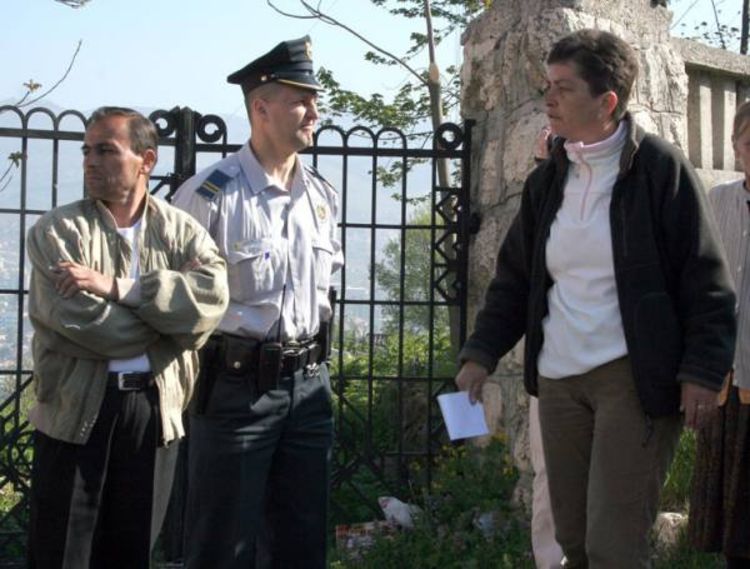 Prijeti da će zapaliti sebe i djecu