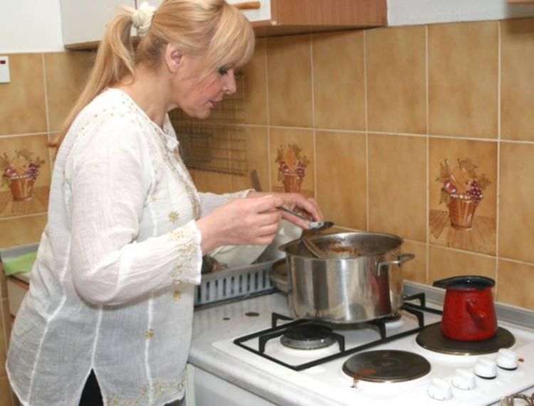Hanka Paldum: Sa viklerima na glavi i granicu prelazim