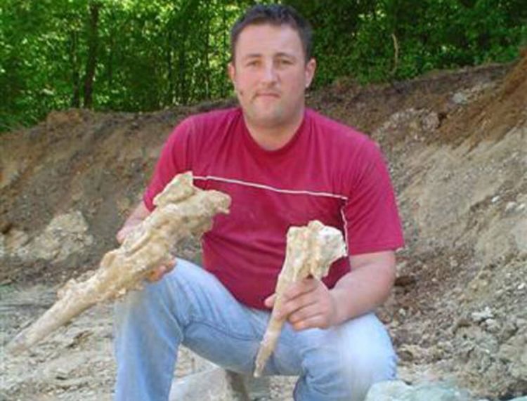 U dvorištu našao pećinu