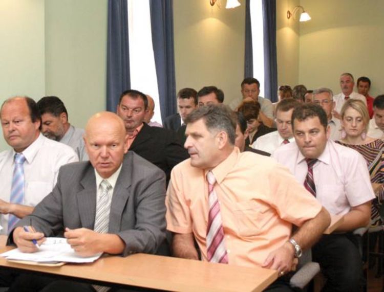 Zamrznuto finansiranje dva HDZa, SDA i SBiH