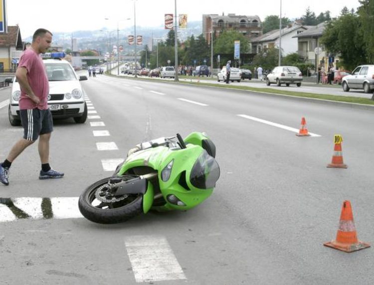 Motorista udario u banderu