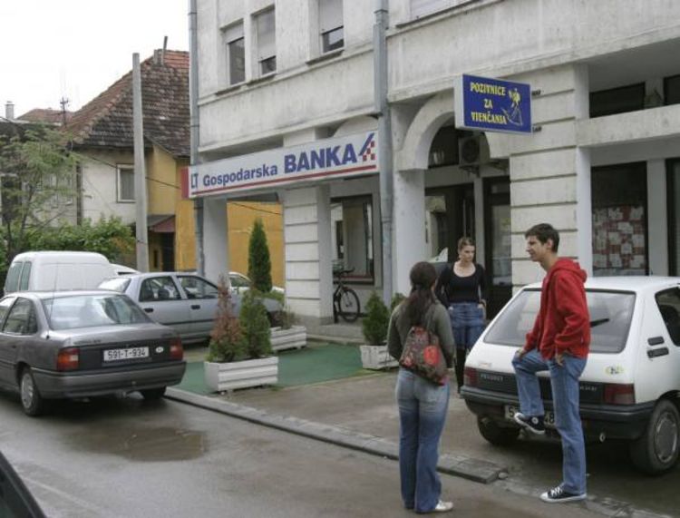 Pljačkaši pobjegli u bijelom golfu 2