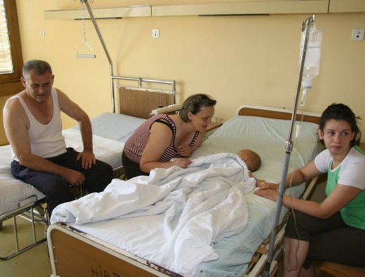 Beba pala s četvrtog sprata i ostala živa