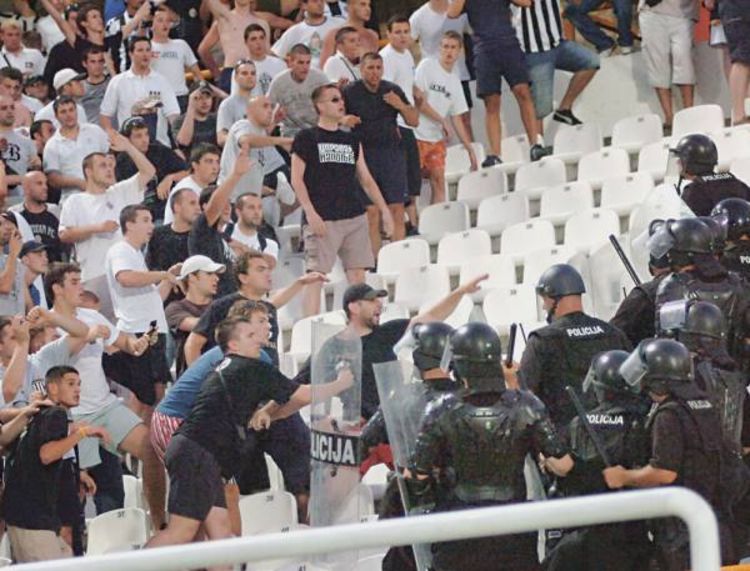 Povrijeđeno 36 osoba, od čega 27 policajaca