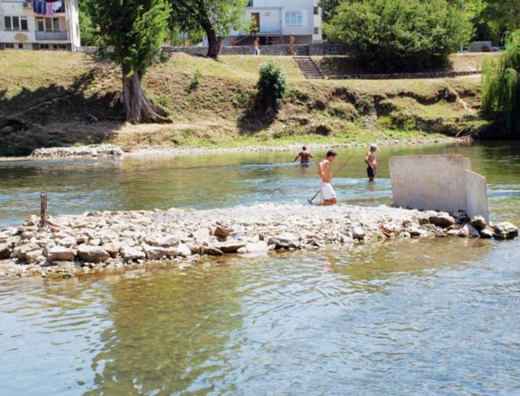 Betonirano ostrvo na plaži Studenac