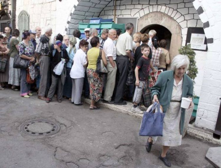 Redovi u narodnim kuhinjama sve duži