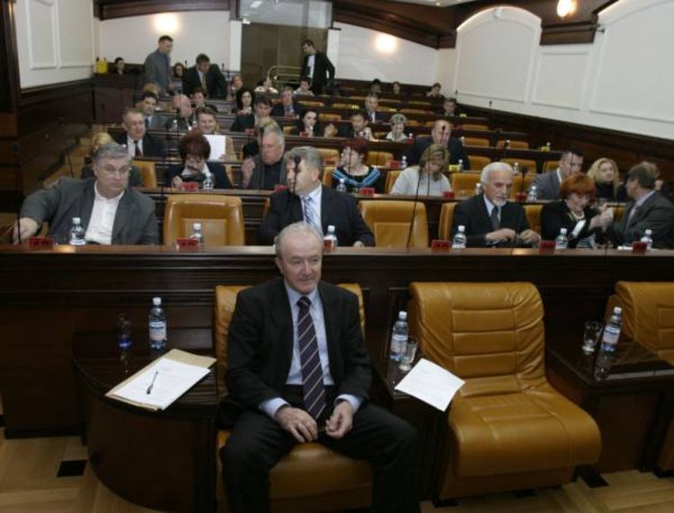 Potrebno je uvesti vise reda