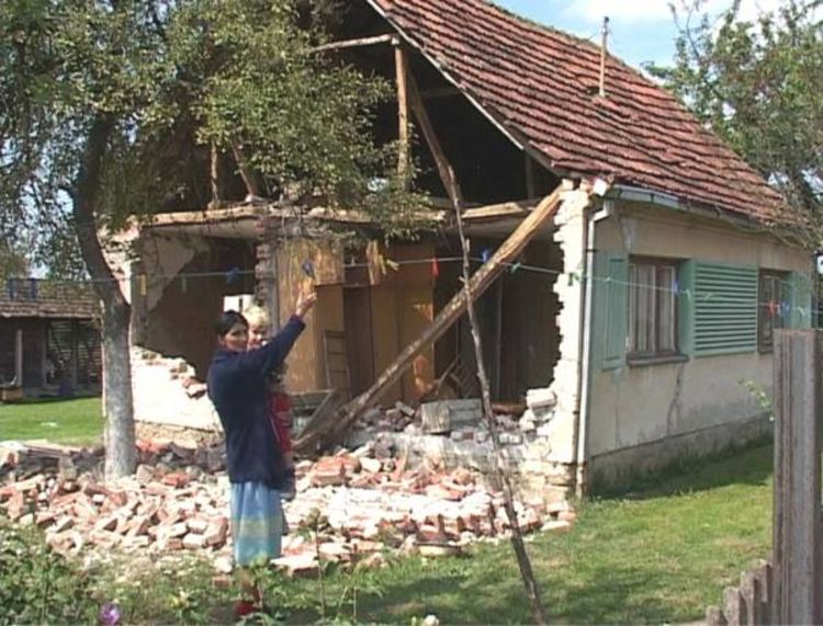 Srušio se zid kuće
