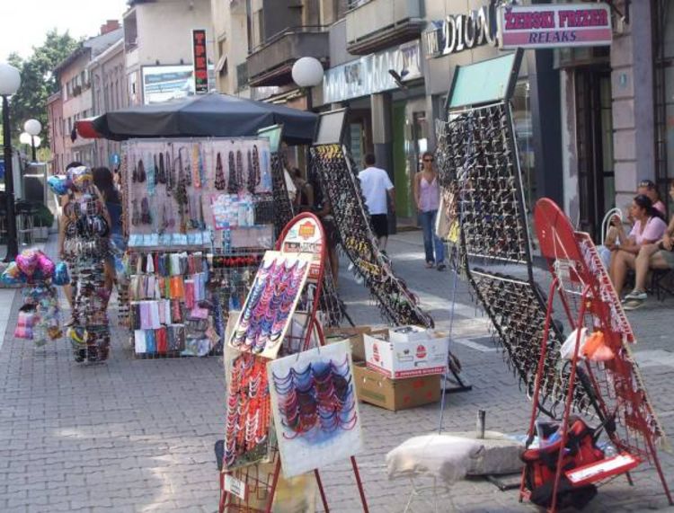 Ulice se pretvaraju u veliki buvljak
