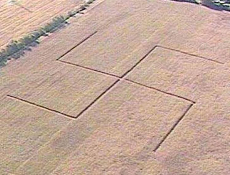Kukasti krst u kukuruznom polju