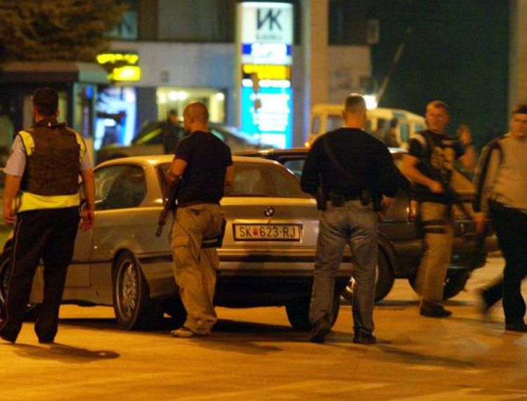 Policija puškama čuvala Sobranje