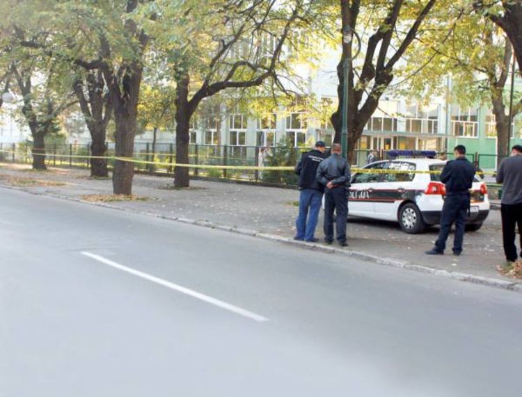 Pred školama policajci u civilu