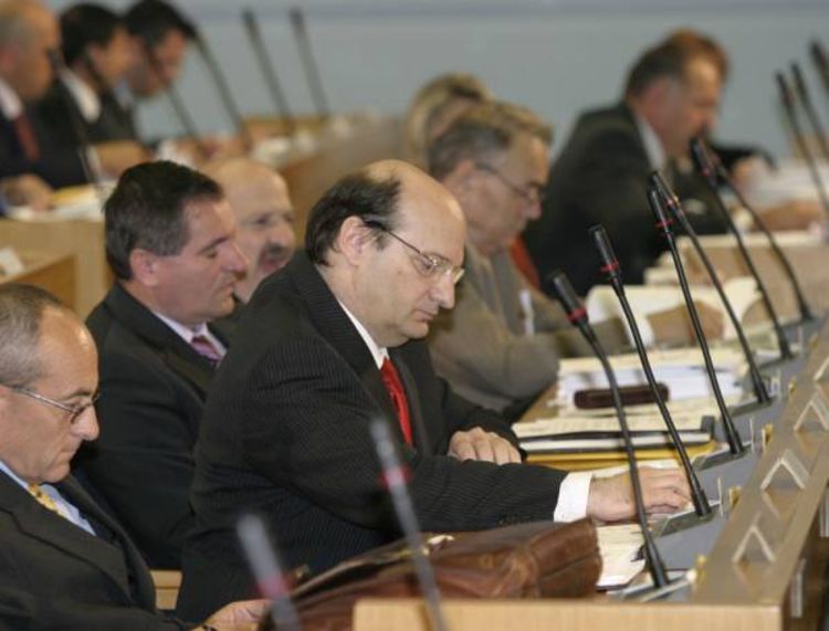 Lajčak na tapetu u parlamentu RS