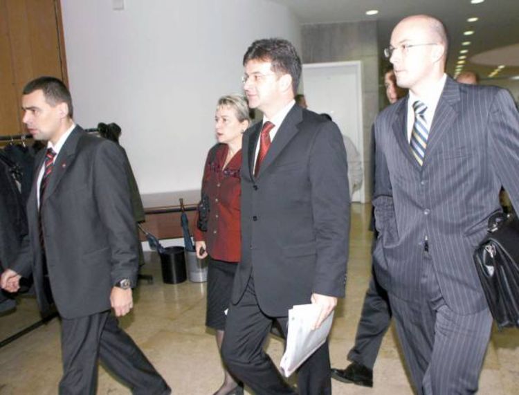 PIC podržao Lajčaka, Špirić podnosi ostavku