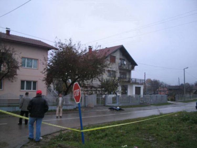 Pucao u ženu i pregazio je autom, pa se ubio