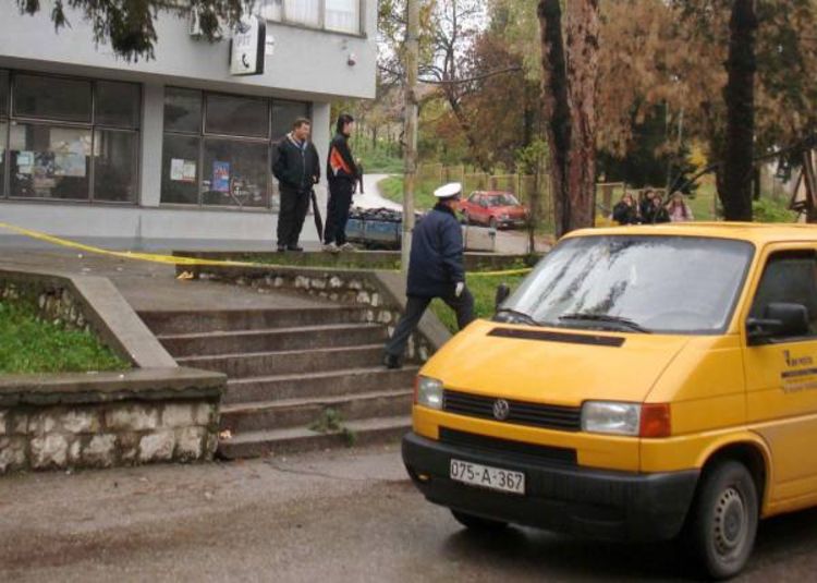 Psi tragači u šumi traže razbojnike