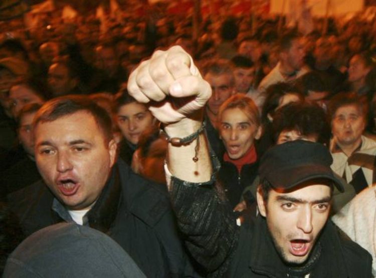 Masovni protest ispred zgrade Skupštine Gruzije