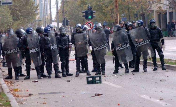 Povrijeđeni navijači i policajci, 22 uhapšena, porazbijana vozila