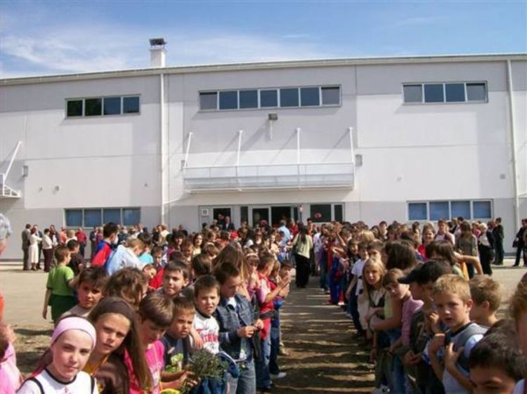 Učenici vježbaju vani iako imaju novu salu