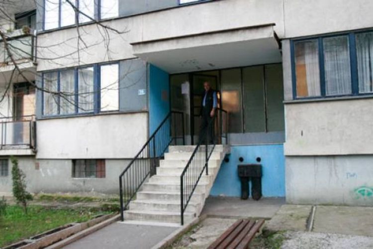 Gurnuli je niz stepenice, kad su joj pokrali stan