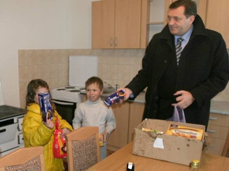 Milorad Dodik uručio Damiri Poturović ključeve kuće