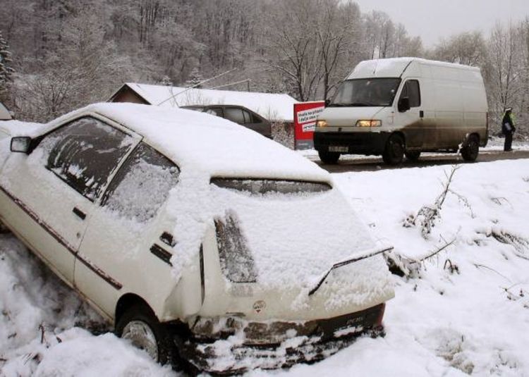 Četvoro povrijeđenih zbog zaleđene ceste