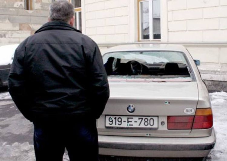 Adnan Hodžić ranjen, a njegov BMW izrešetan