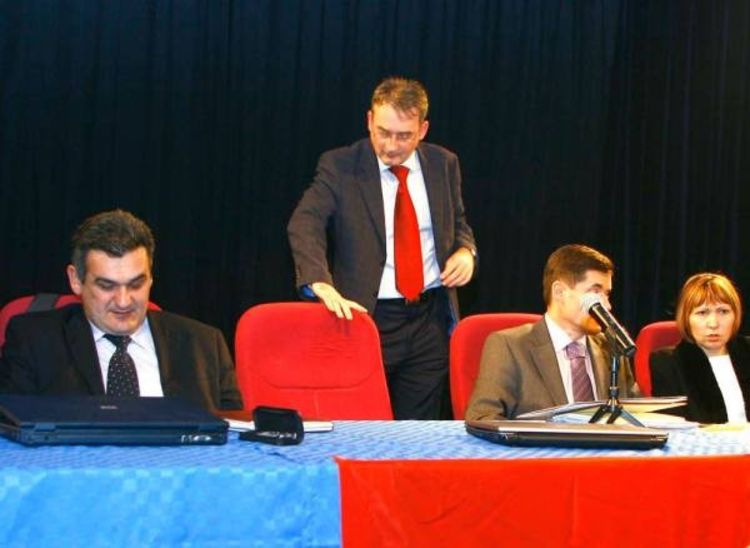 Smijenjen Goran Popović